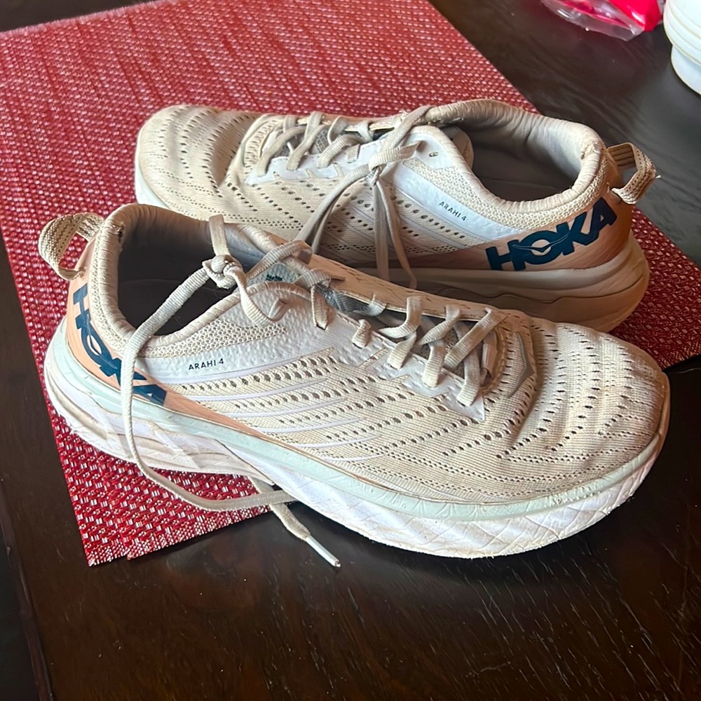 HOKA Arahi 4.